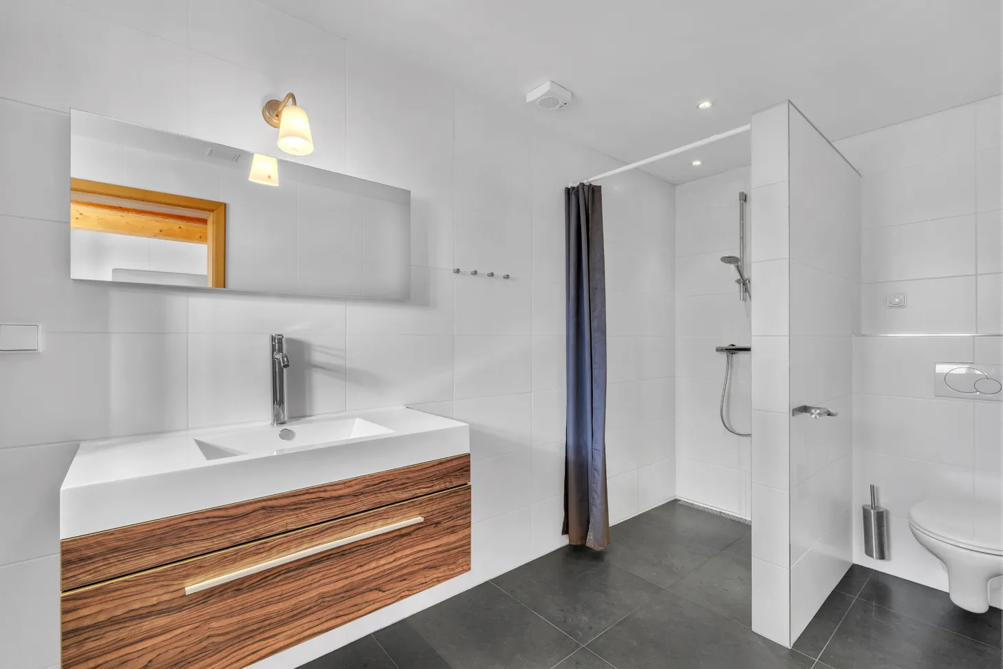 Moderne badkamer met inloopdouche, wastafel en toilet in Everpine Mountain Lodge