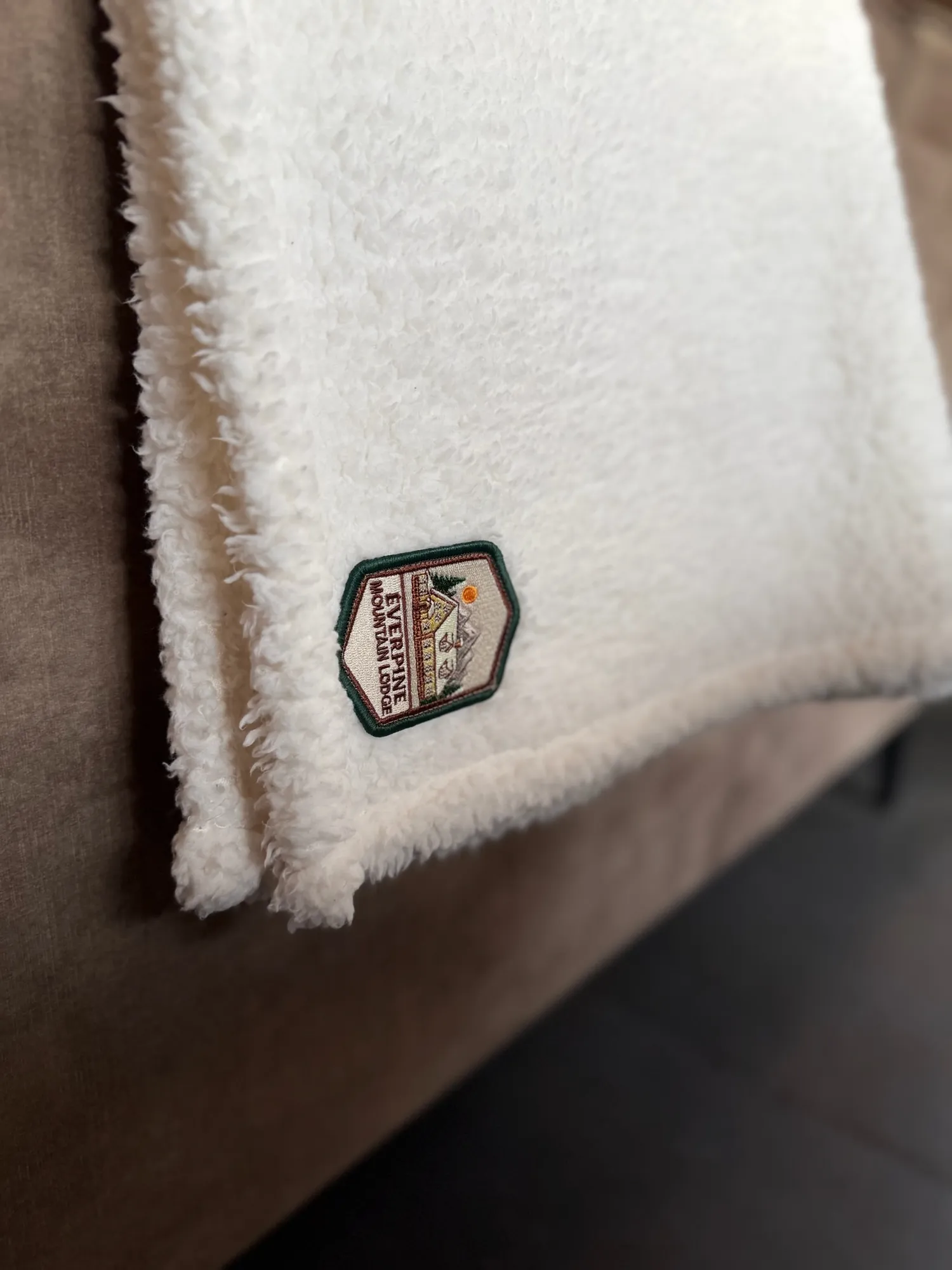 Zachte witte plaid met het Everpine Mountain Lodge-label