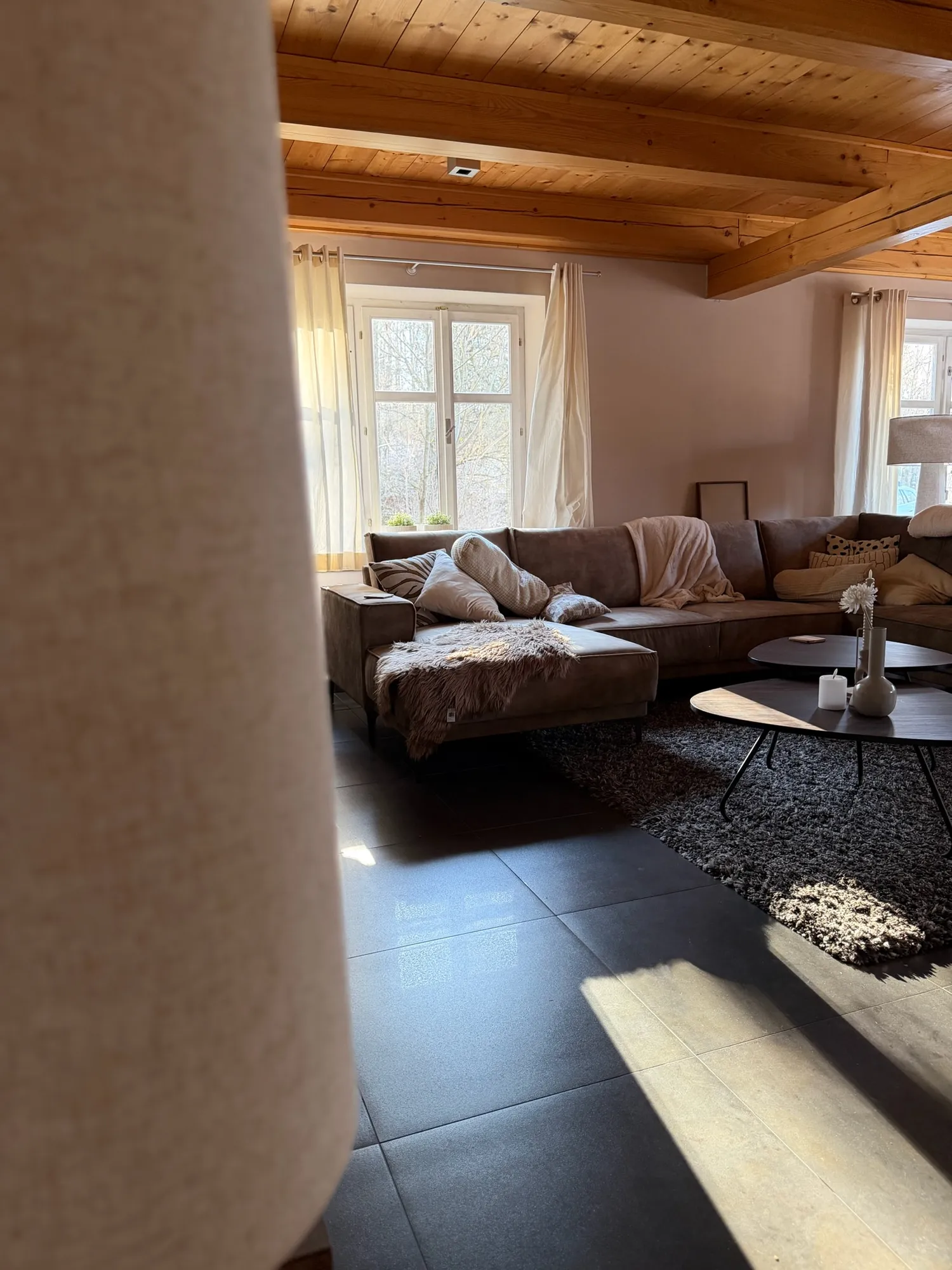 Grote hoekbank in de lichte woonkamer, ideaal om bij te komen na een dag wintersport
