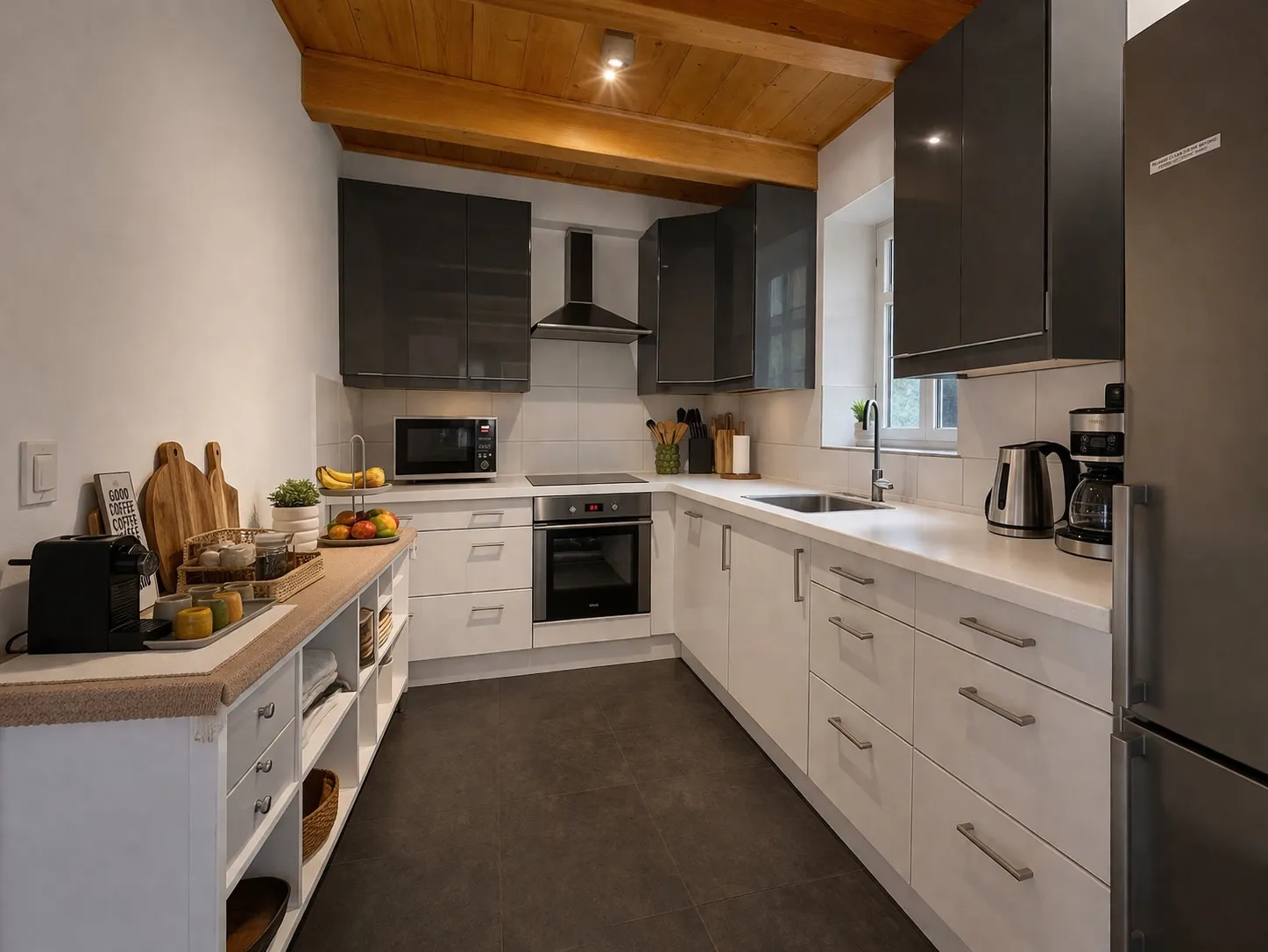 Volledig ingerichte keuken met oven, magnetron en koffiezetapparaat in het vakantiehuis