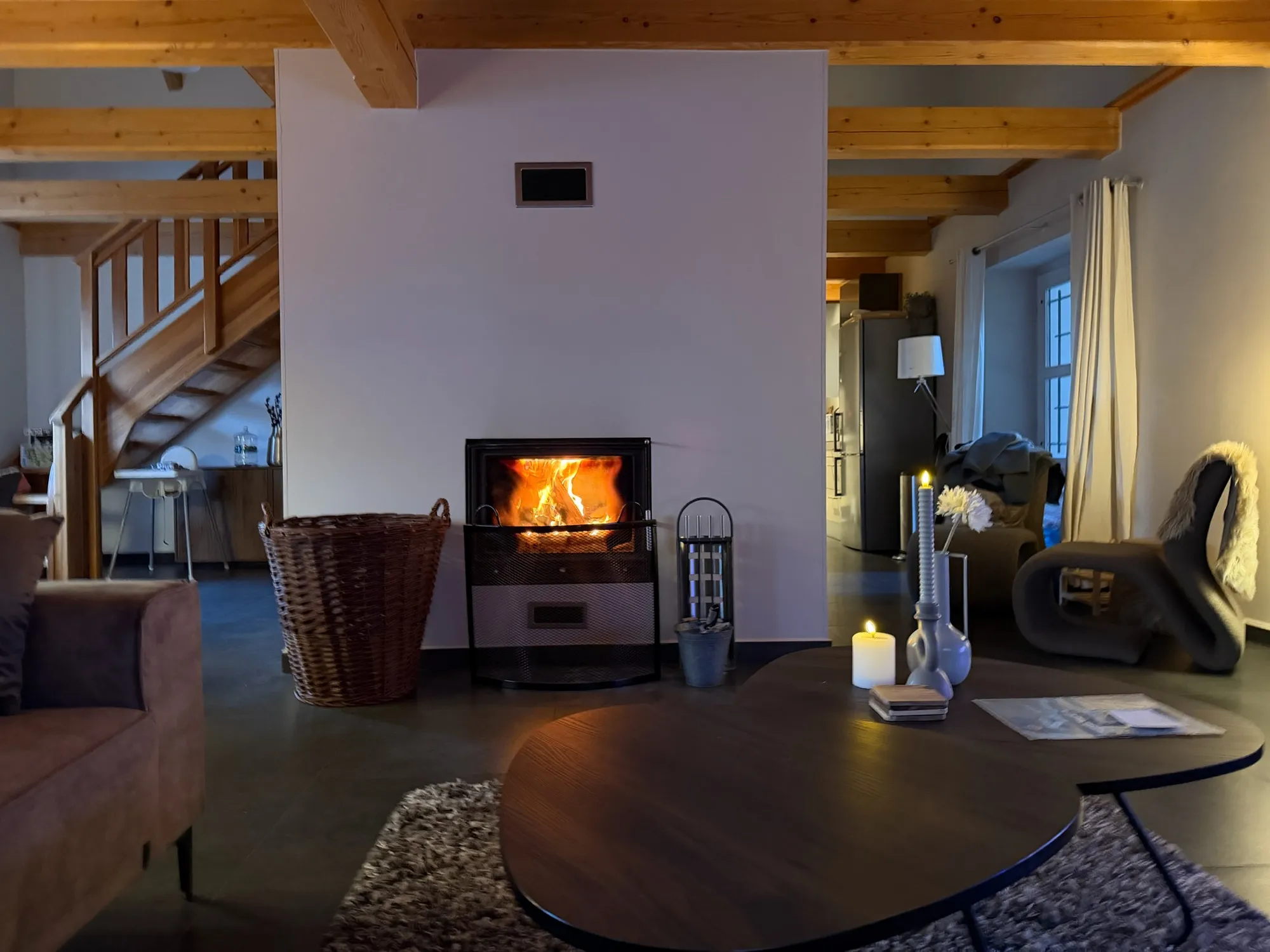 Woonkamer met brandende houtkachel in luxe vakantiehuis voor 11 personen in Tsjechië