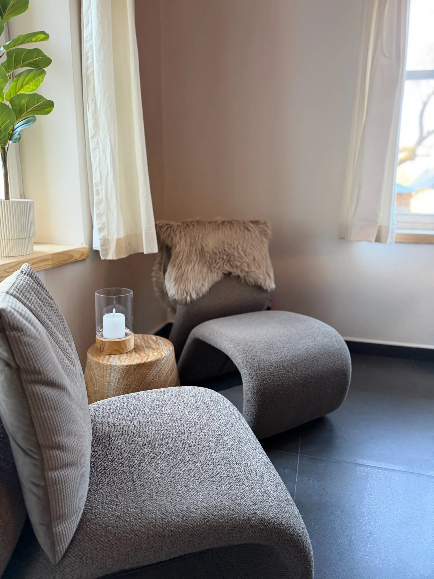 Rustige zithoek bij het raam met loungestoel en voetenbank in Everpine Mountain Lodge